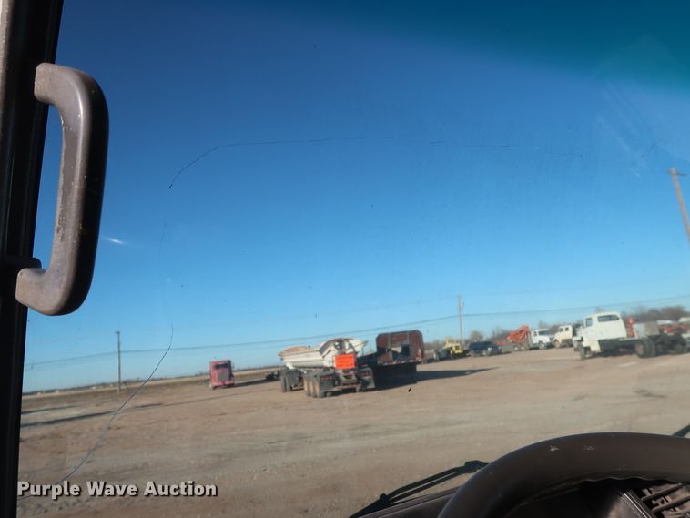 image for item GD9928 2006 GMC W3500 truck cab and chassis