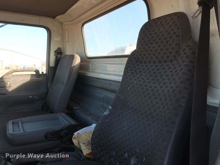 image for item GD9928 2006 GMC W3500 truck cab and chassis