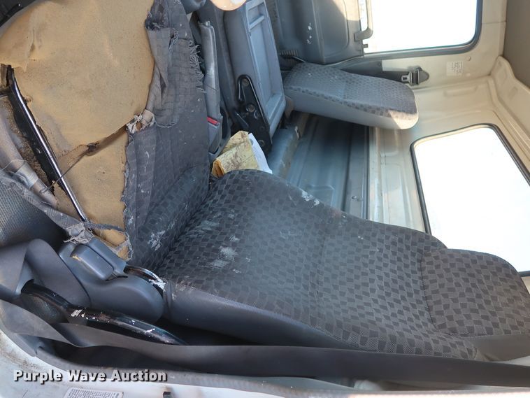 image for item GD9928 2006 GMC W3500 truck cab and chassis