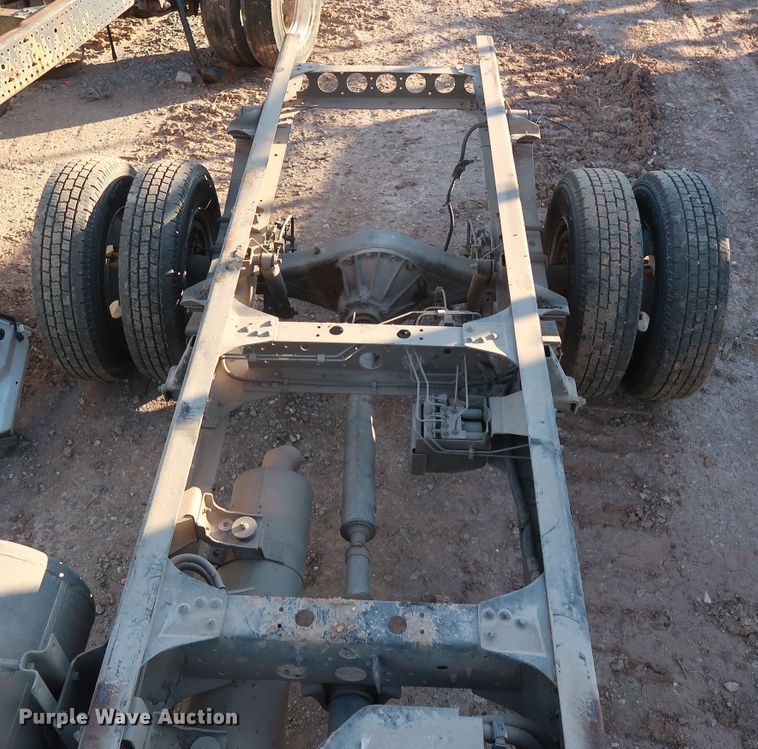 image for item GD9928 2006 GMC W3500 truck cab and chassis