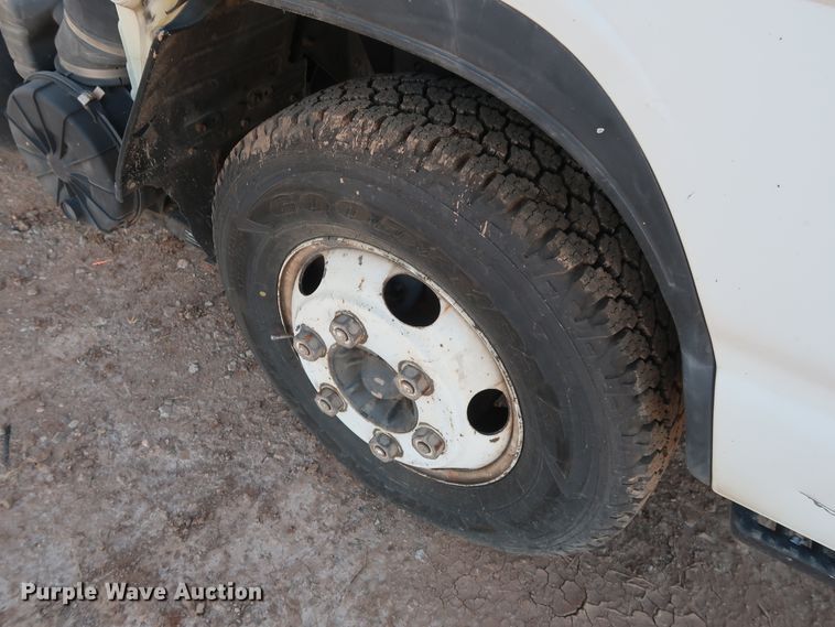 image for item GD9928 2006 GMC W3500 truck cab and chassis