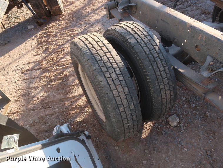 image for item GD9928 2006 GMC W3500 truck cab and chassis