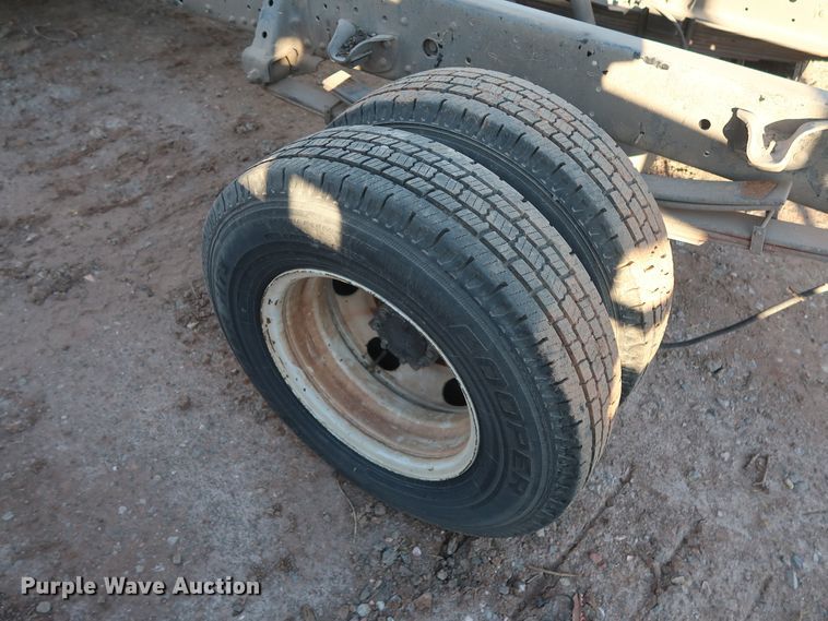 image for item GD9928 2006 GMC W3500 truck cab and chassis