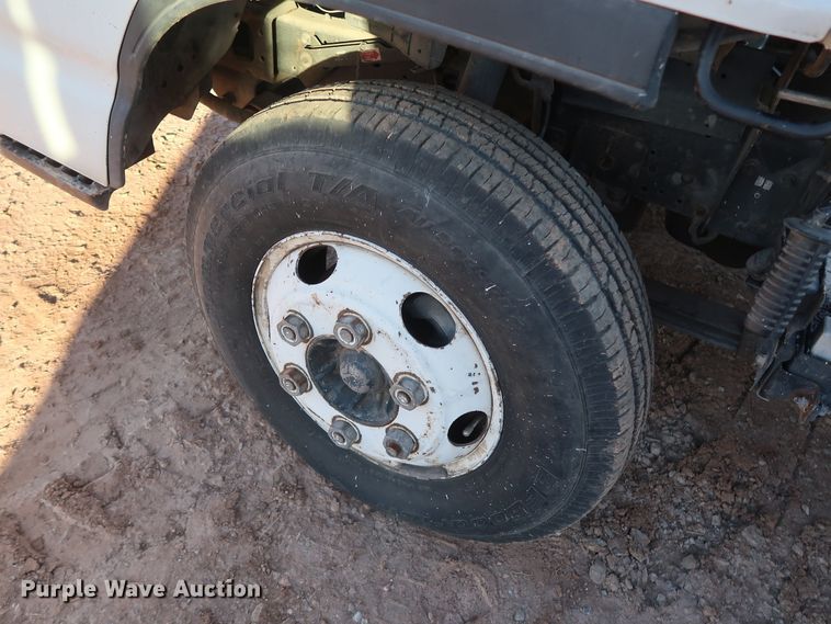 image for item GD9928 2006 GMC W3500 truck cab and chassis