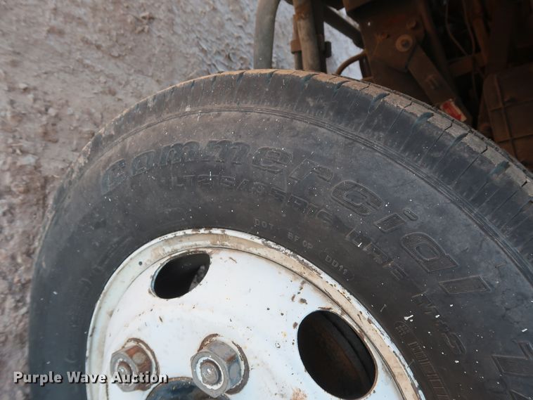 image for item GD9928 2006 GMC W3500 truck cab and chassis