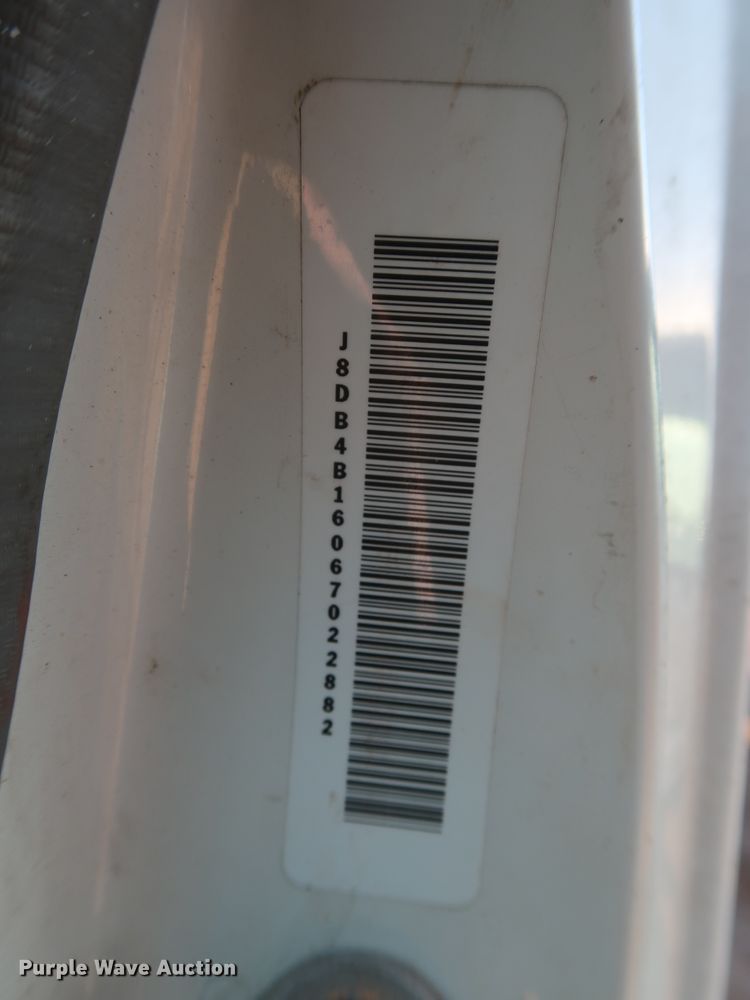 image for item GD9928 2006 GMC W3500 truck cab and chassis