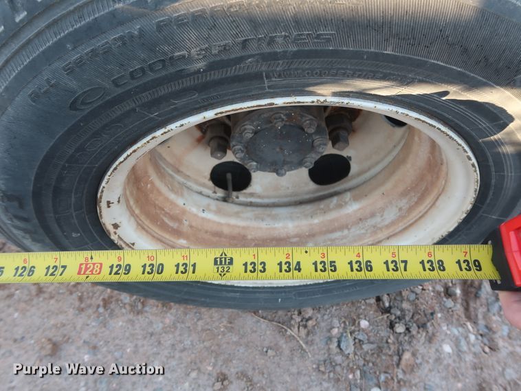 image for item GD9928 2006 GMC W3500 truck cab and chassis