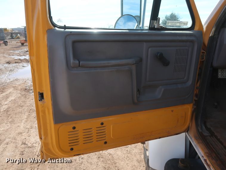 image for item GD9932 1997 Ford F800 bucket truck