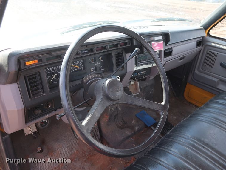 image for item GD9932 1997 Ford F800 bucket truck