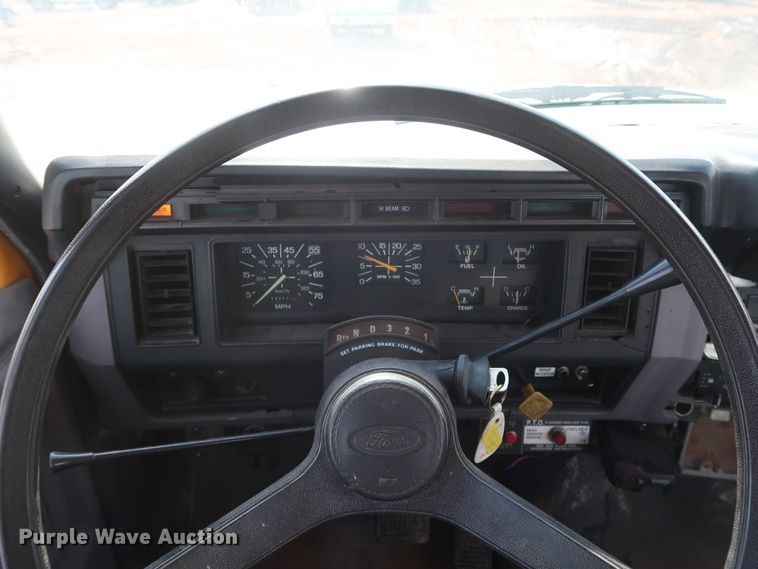 image for item GD9932 1997 Ford F800 bucket truck