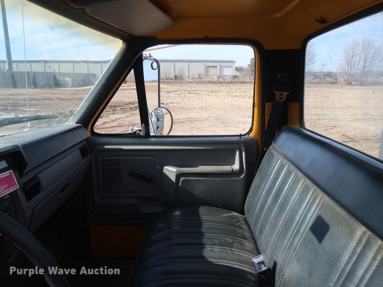 image for item GD9932 1997 Ford F800 bucket truck