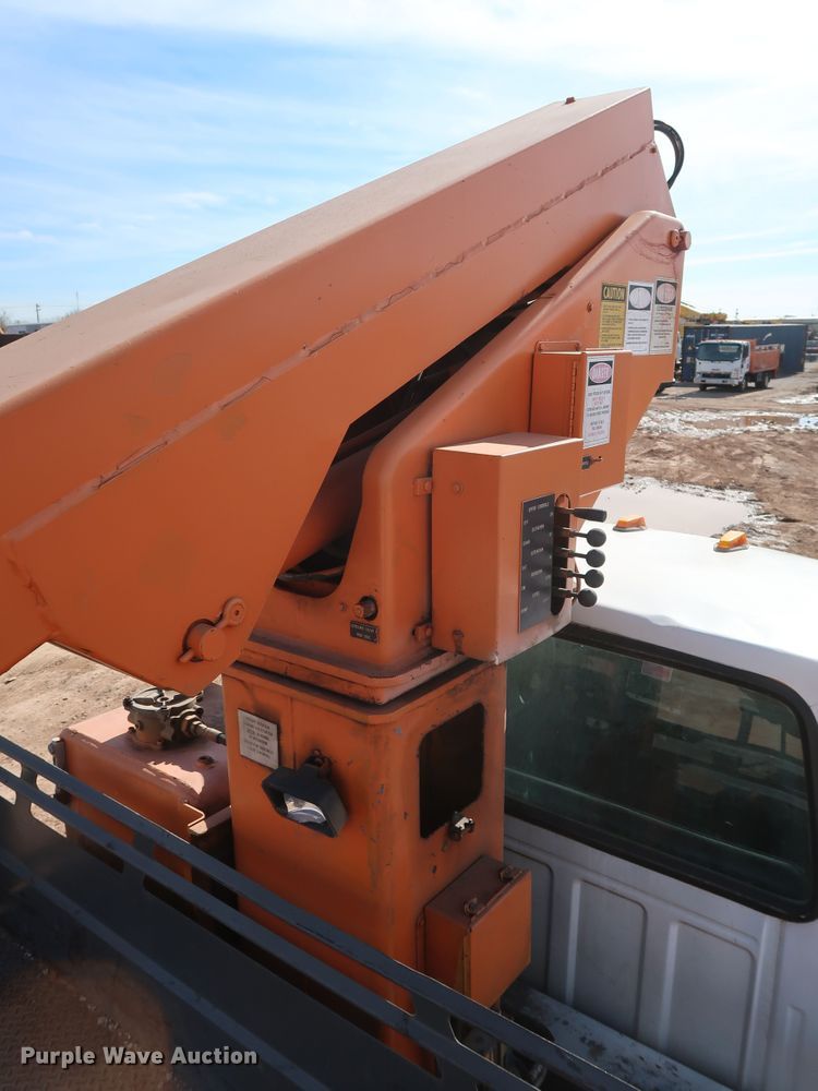 image for item GD9932 1997 Ford F800 bucket truck