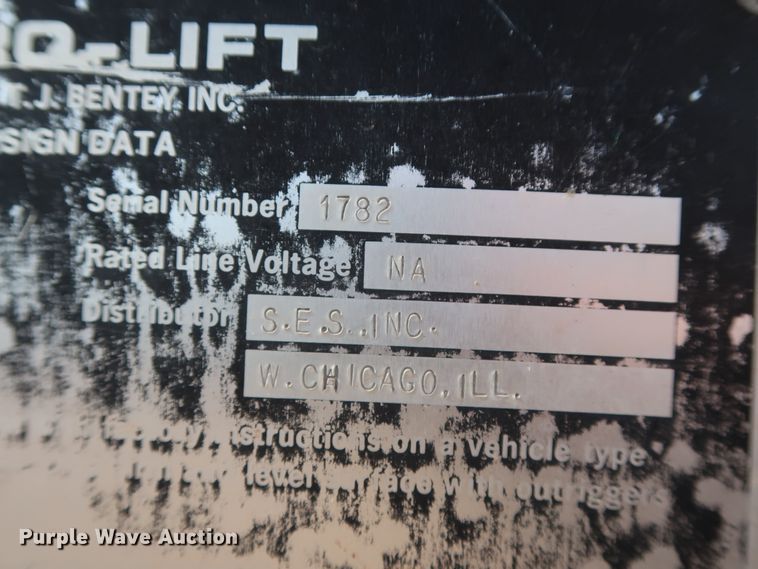 image for item GD9932 1997 Ford F800 bucket truck