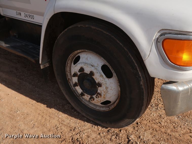 image for item GD9932 1997 Ford F800 bucket truck