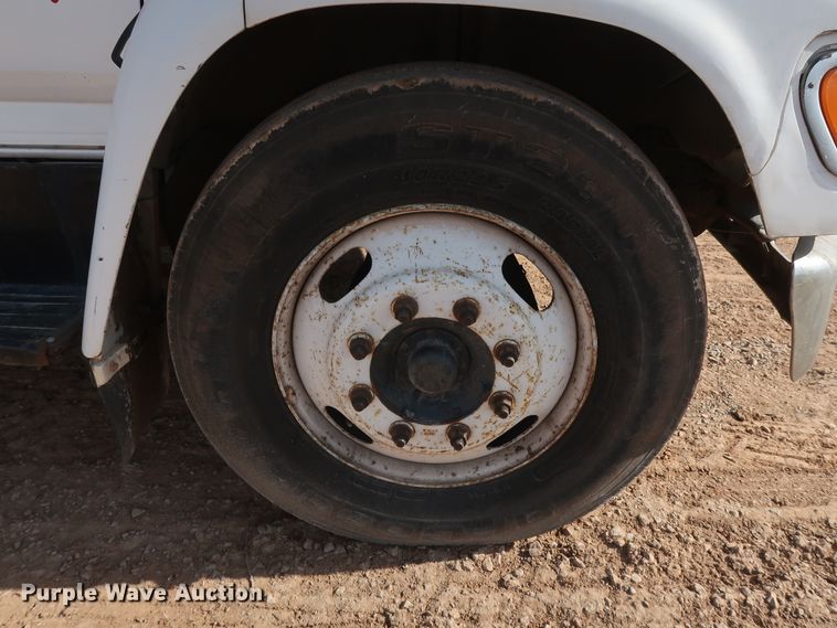 image for item GD9932 1997 Ford F800 bucket truck