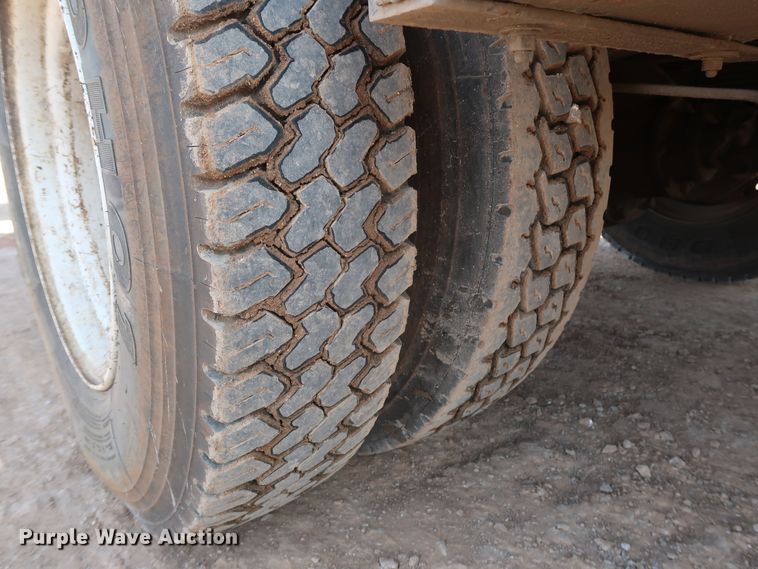 image for item GD9932 1997 Ford F800 bucket truck