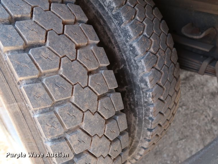 image for item GD9932 1997 Ford F800 bucket truck