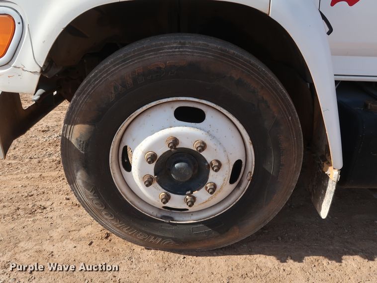 image for item GD9932 1997 Ford F800 bucket truck