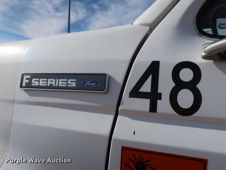 image for item GD9932 1997 Ford F800 bucket truck