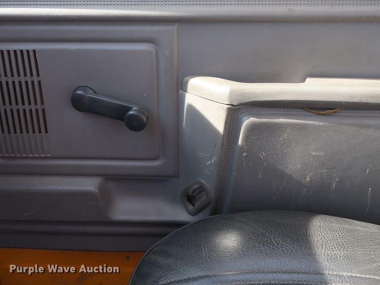 image for item GD9932 1997 Ford F800 bucket truck