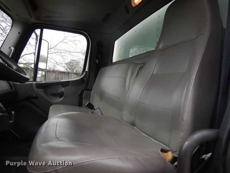 image for item DD3035 2012 Freightliner M2 106 box truck