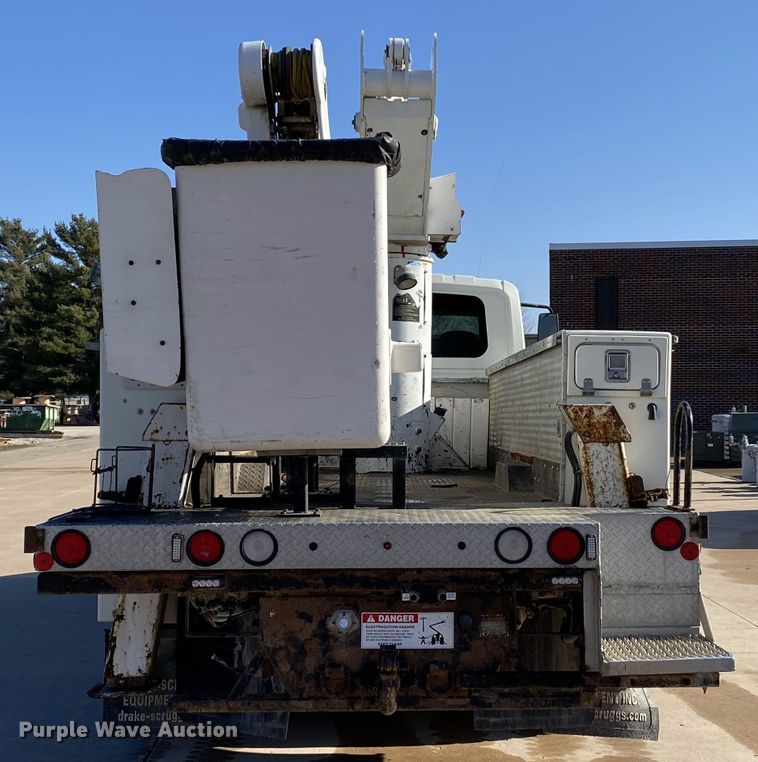 image for item DF6621 2007 International 4300 bucket truck
