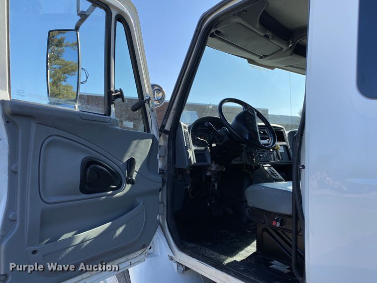 image for item DF6621 2007 International 4300 bucket truck