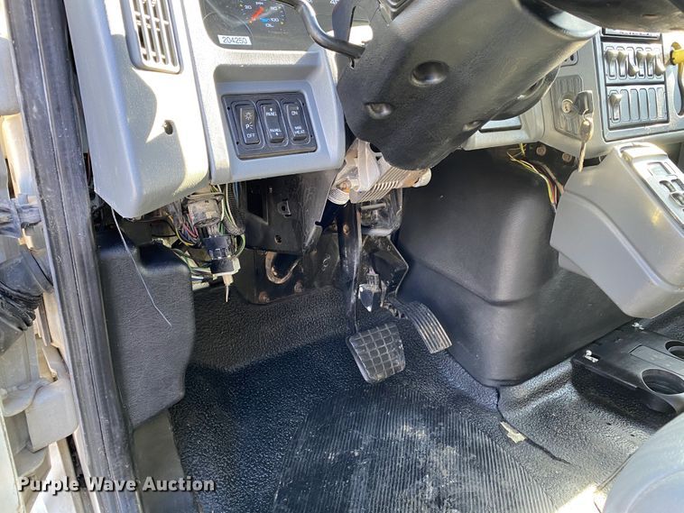 image for item DF6621 2007 International 4300 bucket truck