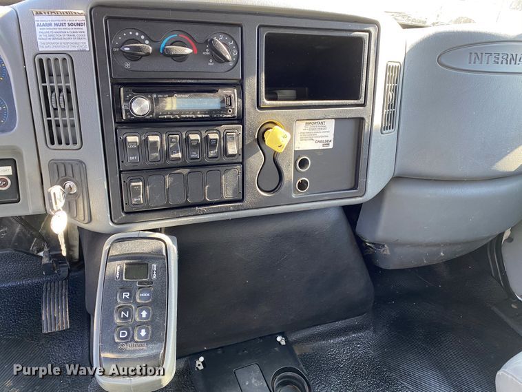 image for item DF6621 2007 International 4300 bucket truck