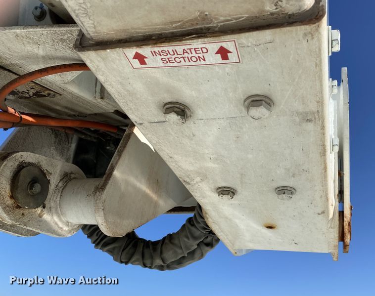 image for item DF6621 2007 International 4300 bucket truck