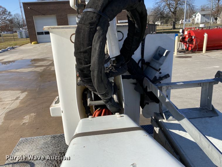 image for item DF6621 2007 International 4300 bucket truck