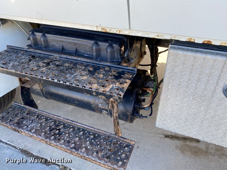 image for item DF6621 2007 International 4300 bucket truck