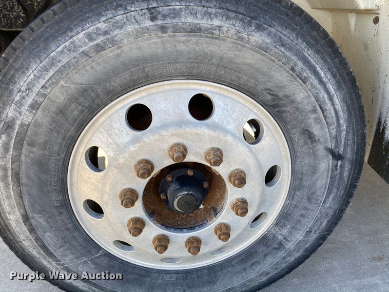 image for item DF6621 2007 International 4300 bucket truck