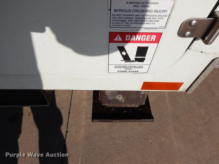 image for item DF6622 2007 International 4300 bucket truck