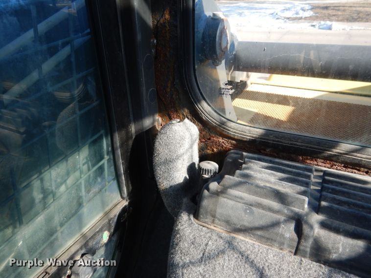 image for item DG5893 2013 New Holland L230 skid steer