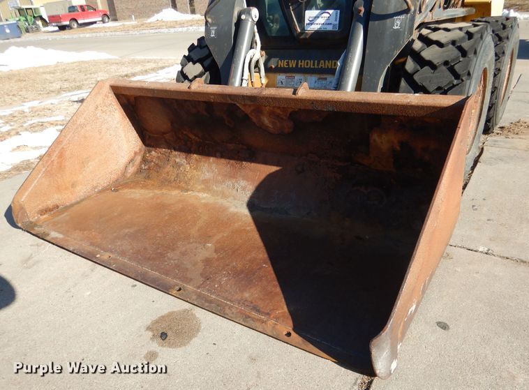 image for item DG5893 2013 New Holland L230 skid steer