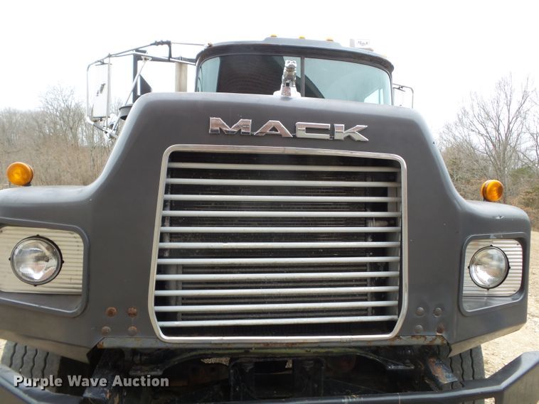 image for item DH7836 1999 Mack DM690S log loader truck