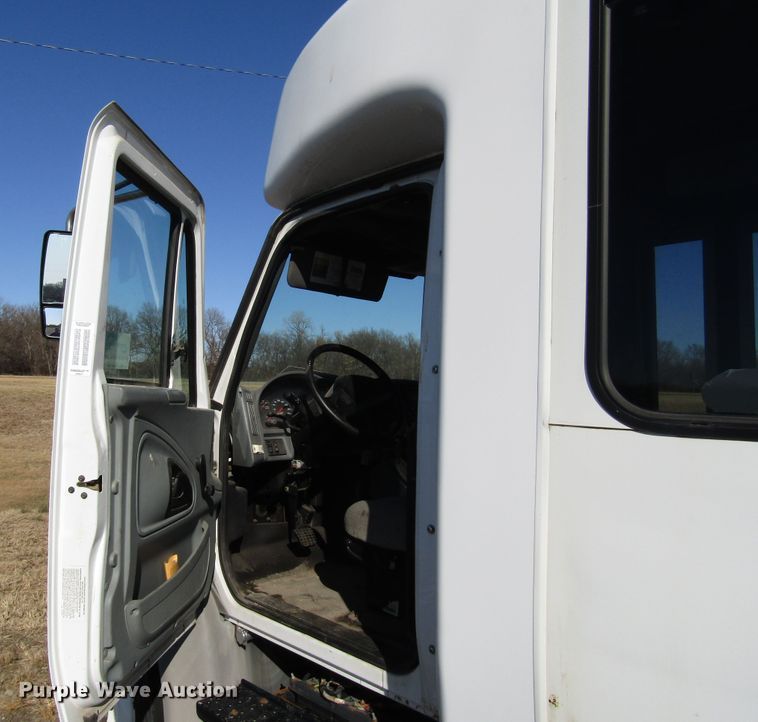 image for item DH8328 2006 International 3200 shuttle bus