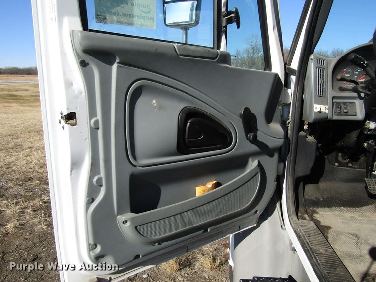 image for item DH8328 2006 International 3200 shuttle bus