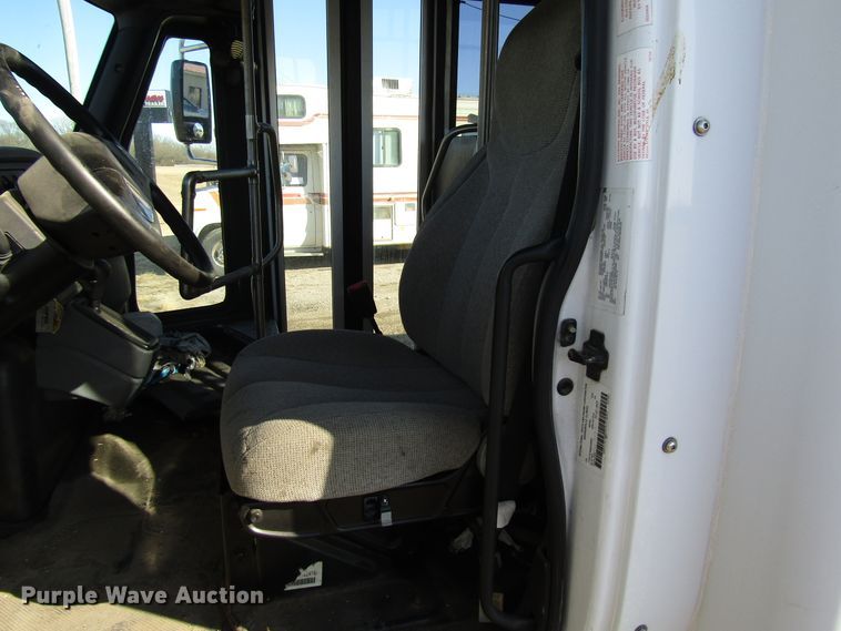 image for item DH8328 2006 International 3200 shuttle bus