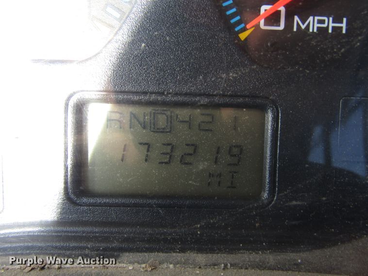 image for item DH8328 2006 International 3200 shuttle bus