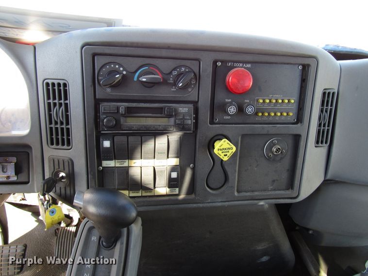 image for item DH8328 2006 International 3200 shuttle bus