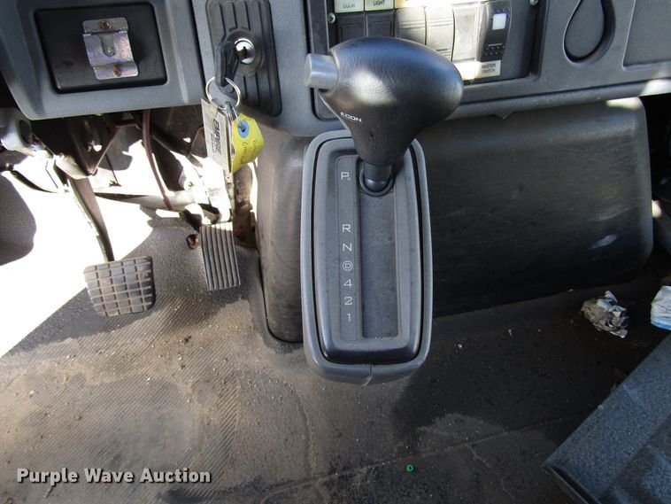 image for item DH8328 2006 International 3200 shuttle bus