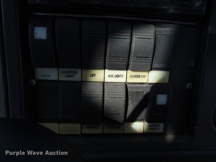 image for item DH8328 2006 International 3200 shuttle bus