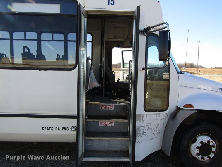 image for item DH8328 2006 International 3200 shuttle bus