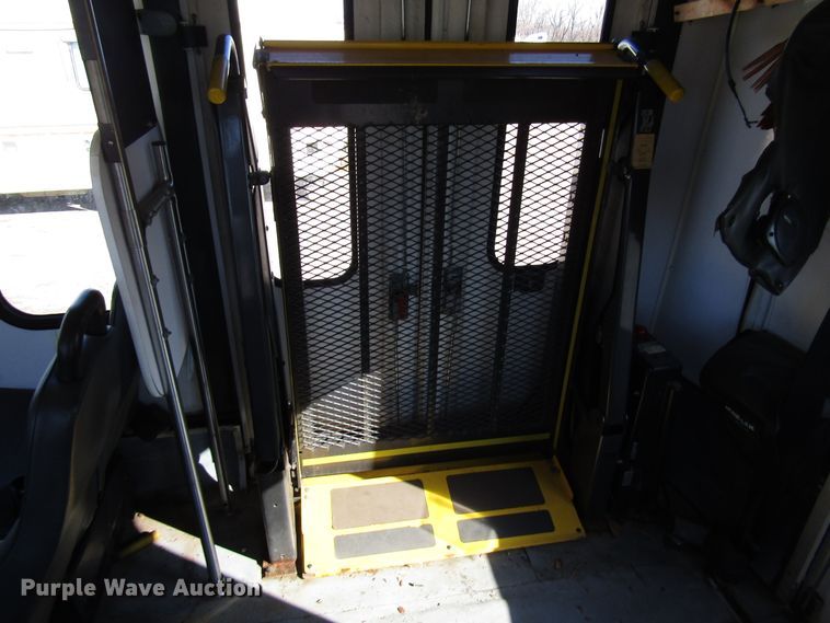 image for item DH8328 2006 International 3200 shuttle bus