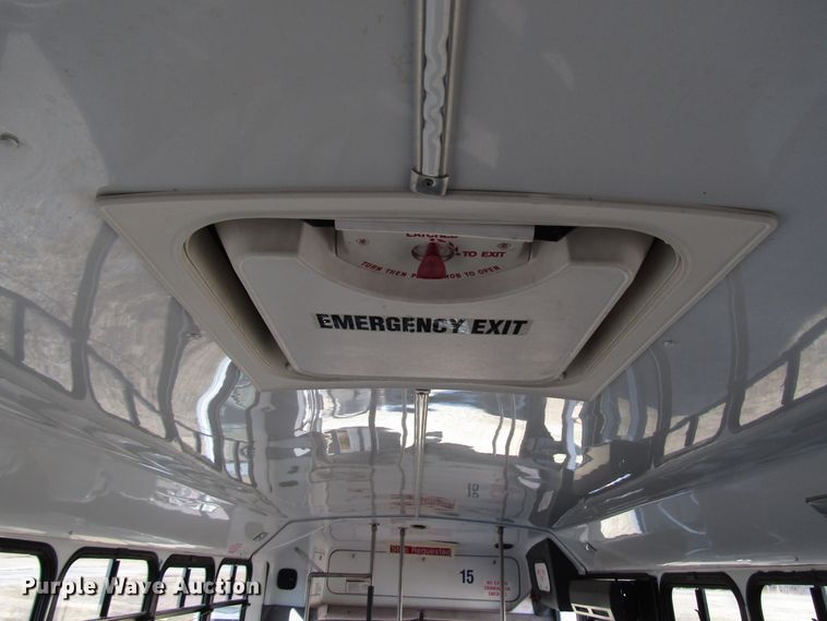 image for item DH8328 2006 International 3200 shuttle bus