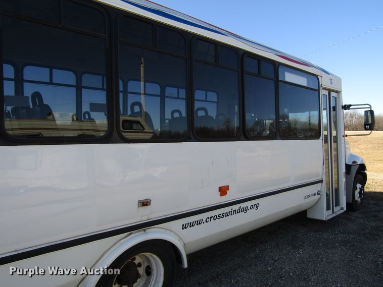 image for item DH8328 2006 International 3200 shuttle bus