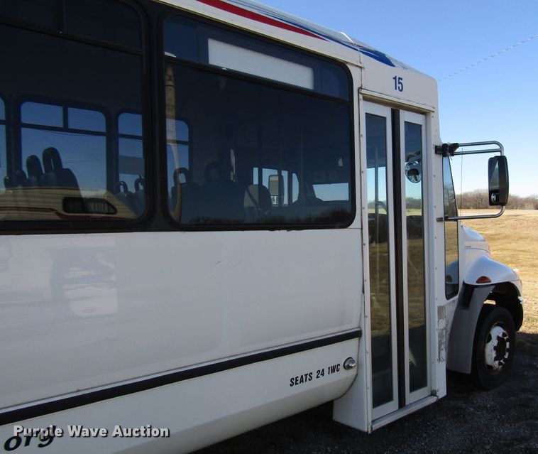 image for item DH8328 2006 International 3200 shuttle bus