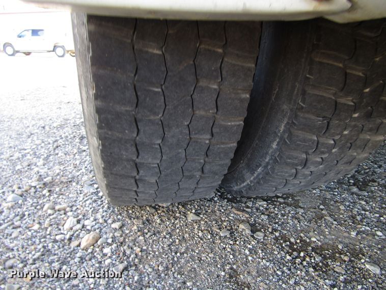 image for item DH8328 2006 International 3200 shuttle bus